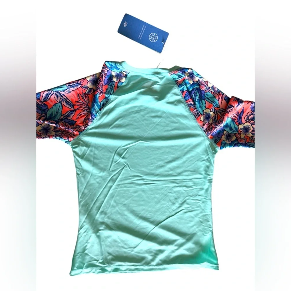 Piping Hot brand rash guard features a mint green. Size 12